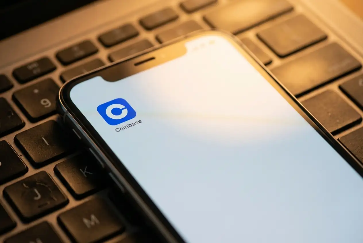 Coinbase Backs Trump Order, Seeking Direct Access to Fed Payment Systems